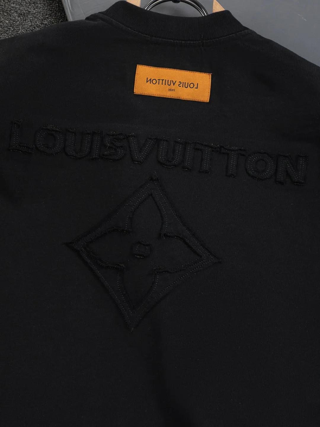 🅿️200 Louis Vuitton 1V LV lv slightly wide version S-XL LV 26ss new products are available at the counter simultaneously. Multiple craftsmanship. Chest patch letters 🪡 embroidery. Back patch letters four-leaf clover 🍀🪡 embroidery. Round neck short-sleeved T-shirt, same style for men and women! Consigned to one-to-one creation. Synchronized with the official website, pure cotton fabrics at the counter! It is close to the skin and comfortable, durable and easy to wear. It has a classic and simple logo design and meticulous original craftsmanship. Short-sleeves, a must-have item for men, do not appear to be the same for the general public, but must be unique and eye-catching. This LV short-sleeve is all about quality, comfort, the same shape and fashion as always, including fabrics and cutting techniques. All of them have been made with great effort! 320 grams of washed pure cotton fabric, pure cotton is breathable, very refreshing and comfortable for daily wear. The rib knitting on the neckline is smooth and tight, and the neckline will not be skewed if you toss it at will. The loose version, you will find that it looks really good on the upper body. The overall is minimalist and neat, super versatile for daily use! Pair it casually with a pair of pants for a youthful look. A T-shirt will make your outfit crazy. It is a fashionable item that can never go wrong! Color: Black White Size: S-XL Size chart: S: Shoulder width 50-Bust 56-Length 70 M: Shoulder width 52-Bust 57-Length 72 L: Shoulder width 54-Bust 59-Length 74 XL: Shoulder width 56-Bust 62-Length 76